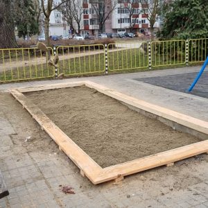 Обновиха пясъчниците на две детски площадки и продължава почистването в Градския парк