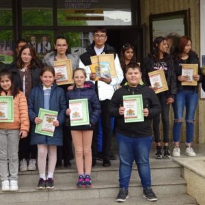 Окръжен и Районен съд – Разград наградиха участниците в двата конкурса за ученическа рисунка, разказ и есе