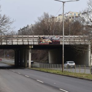 Завърши поставянето на преградни парапети по бул. „Априлско въстание“ под моста над „Ларгото“