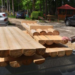 Започна ремонт на оградите на детските площадки с дървесина от премахнатите изсъхнали борове в парка