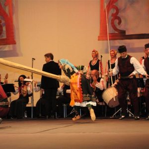 Капанският ансамбъл и ансамбъл „Филип Кутев“ поднесоха на разградската публика пъстър фолклорен букет