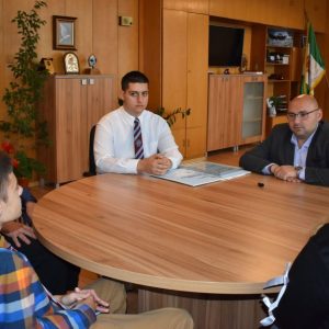 Кметът на Разград връчи на четирима ученици от НПТГ “Шандор Петьофи“ награда от Националния младежки конкурс „Аз за моята община: Моят глас за европейска промяна“