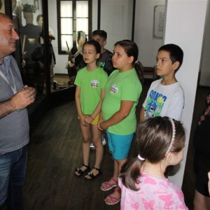 Малчуганите от начинаещата група в ДТШ „Хорце“ проведоха занятията си от лятната занималня в Етнографския музей