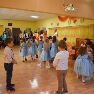 Открит урок в детска градина „Незабравка“ в Разград, представиха резултатите от реализацията на проект по НП „Хубаво е в детската градина“.