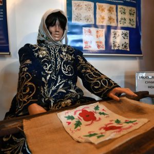 Откриха изложбата „Пъстрият свят на мюсюлманското везбено изкуство“ в Исперих