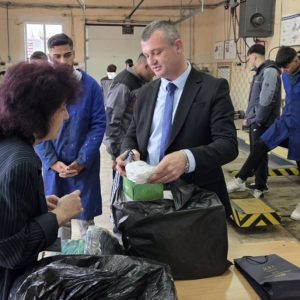 Предпазни средства за учениците от ПГТС „Христо Смирненски“