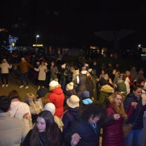 С кръшни хора на площада започна Новата 2026 година в Разград